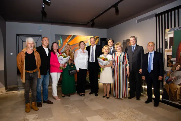 На открытии нового выставочного пространства в фойе Малого зала консерватории. Ректор консерватории Александр Сергеевич Соколов и Начальник Финансового Управления консерватории Наталья Владиленовна Кобец (в центре) с профессорами Московской государственной художественно-промышленной академии имени С. Г. Строганова
