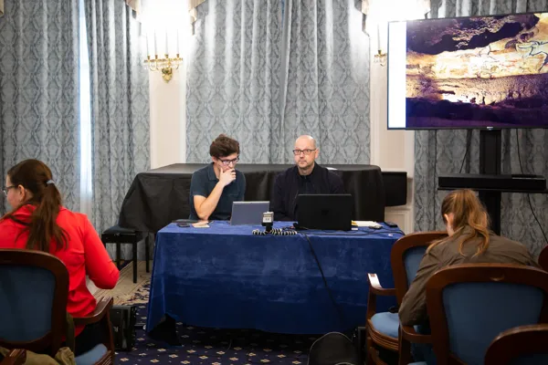 Перевод: Сергей Никифоров (слева)