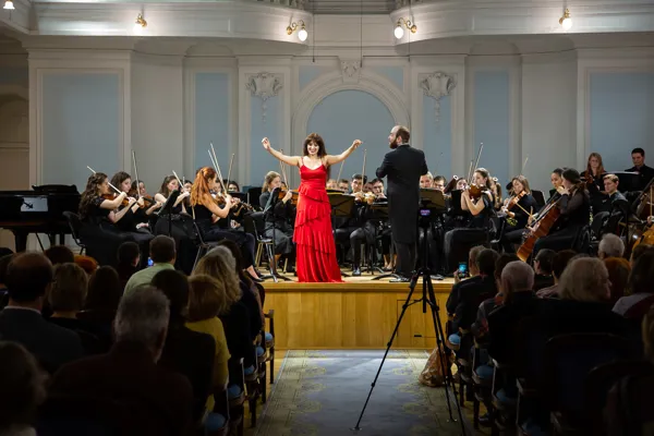 «Leggiero orchestra», художественный руководитель и главный дирижёр — Джереми Уолкер. Солирует приглашённая солистка Большого Театра и Театра «Новая Опера» Светлана Злобина (меццо-сопрано) 