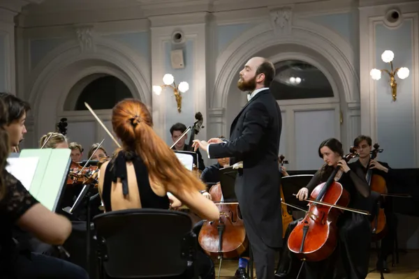И. Брамс. Венгерский танец №5. Исполняет «Leggiero orchestra», художественный руководитель и главный дирижёр — Джереми Уолкер
