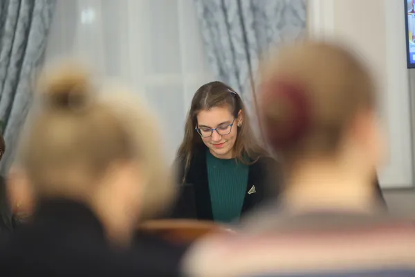 Ассистент-стажер МГК имени П. И. Чайковского Лилиана Алиевна Сафиханова читает доклад «Музыка для арфы корейского композитора Исана Юна на примере пьесы для арфы соло In balance»