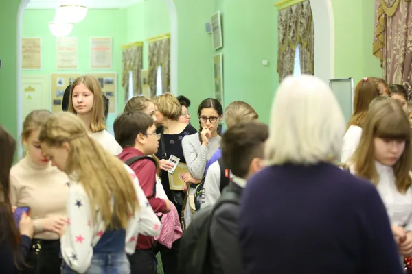 Экскурсия продолжается в верхнем фойе Большого зала, ведущем в амфитеатр