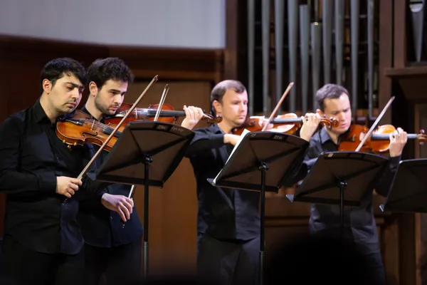 На сцене Малого зала: Даниил Коган (скрипка), Михаил Фейман (скрипка), Сергей Сухобрусов (скрипка), Владимир Солуянов (скрипка)