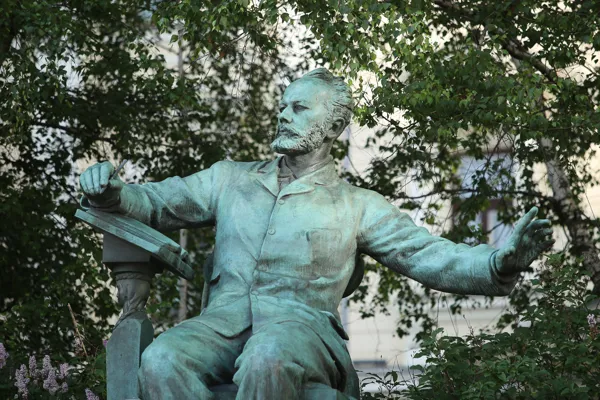 Памятник Петру Ильичу Чайковскому работы В.И. Мухиной (1954) перед зданием Московской государственной консерватории