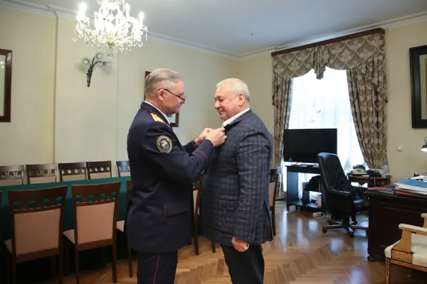 Вручение памятной медали проректору по административно-хозяйственной работе Олегу Павловичу Лянгу