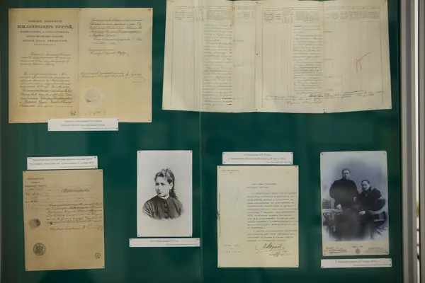 Выставка, посвященная юбилею четы Губерт: Николай Альбертович (180 лет со дня рождения) и Александра Ивановна (170 лет со дня рождения), располагается в фойе партера Большого зала