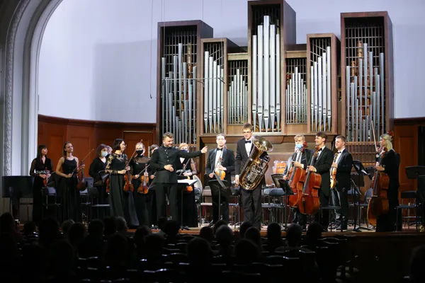 На сцене Малого зала Тульский филармонический симфонический оркестр, художественный руководитель и дирижёр Владислав Лаврик. Солист Фёдор Шагов (туба)