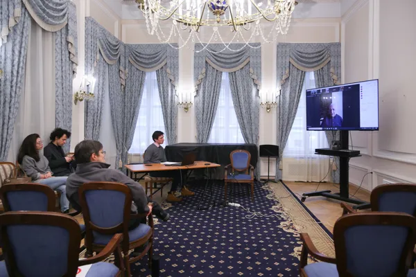 В рамках творческой мастерской для молодых композиторов в конференц-зале прошёл онлайн мастер-класс армянского композитора Левона Чаушяна