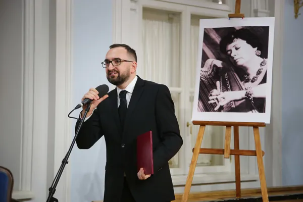 Концерт ведёт музыковед Александр Баранов