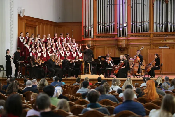 На сцене Большого зала Большой детский хор имени В. С. Попова, «KOROLЁV orchestra» при участии студентов Московской консерватории. Дирижер – Григорий Королев
