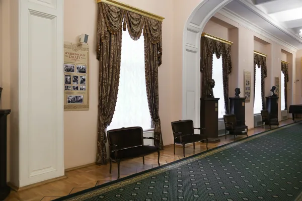 В фойе Большого зала проходит фотовыставка, посвящённая его 120-летию
