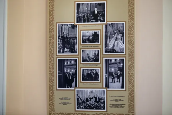 В фойе Большого зала проходит фотовыставка, посвящённая его 120-летию
