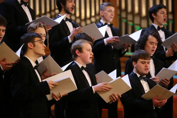 На сцене Большого зала Хор юношей хорового училища имени А. В. Свешникова