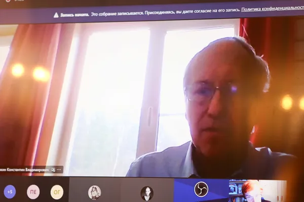 Доктор искусствоведения, проректор по научной работе, профессор кафедры истории зарубежной музыки Константин Владимирович Зенкин в режиме видеоконференции дистанционно приветствует участников конференции и зачитывает поздравления юбилярам