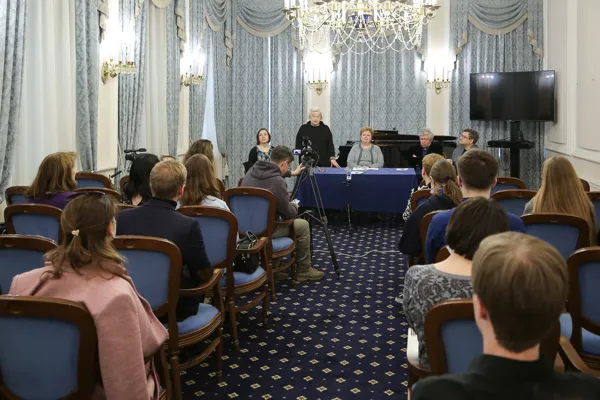 Выступает Сопредседатель жюри, профессор кафедры истории зарубежной музыки И.В. Коженова