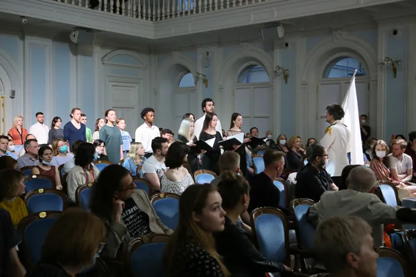 Российская премьера оперы Линды Кетлин Смит (Канада) «Лицом на Юг» («Facing south»). Рахманиновский зал. В центре – вокальный ансамбль «Arielle»