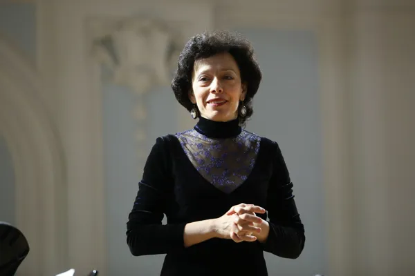 Валерия Попова поздравляет концертмейстер кафедры деревянных духовых инструментов консерватории, генеральным директор Российской гильдии пианистов-концертмейстеров Ольга Бер