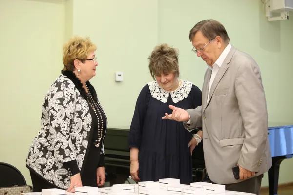 Слева направо: декан Научно-композиторского факультета, профессор Ирина Арнольдовна Скворцова; заведующий кафедрой сочинения, профессор Александр Владимирович Чайковский; проректор консерватории по учебной работе, профессор Лариса Евдокимовна Слуцкая