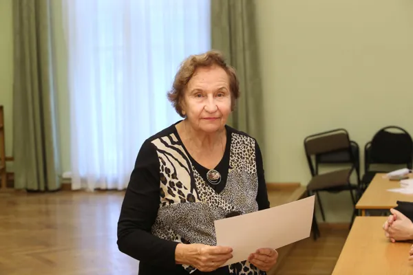 Заслуженный деятель искусств РФ, доктор искусствоведения, профессор Елена Борисовна Долинская с благодарственной грамотой к 155-летию консерватории