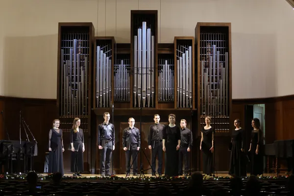 На сцене Малого зала хор «Canticum Festum», художественный руководитель и дирижёр Любовь Шангина