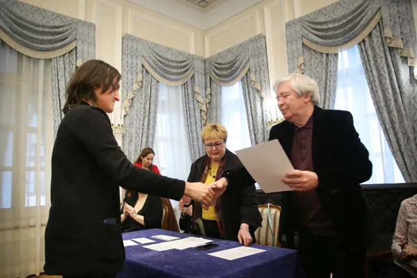 В номинации «композиция» грамоту участника конкурса Никите Оконечникову (Москва) вручает профессор кафедры сочинения Юрий Васильевич Воронцов