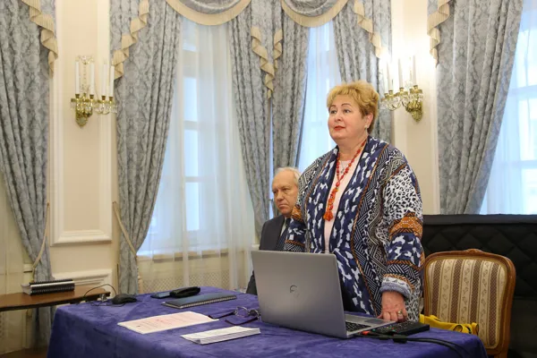 Выступает председатель жюри конкурса, декан научно-композиторского факультета, заведующая кафедрой истории русской музыки, проф. Скворцова И.А.