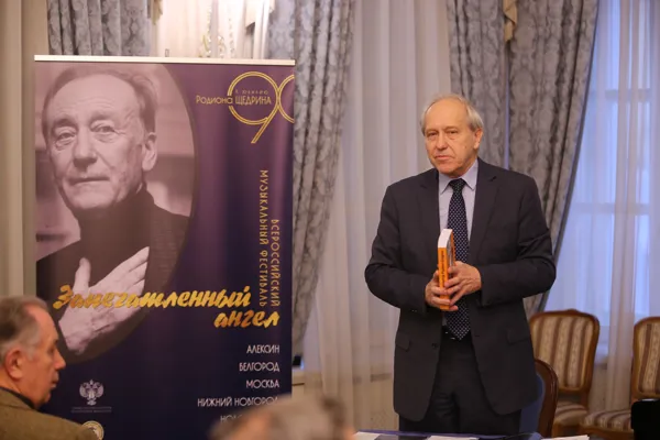Констанин Владимирович Зенкин рассказывает о книге Валентины Николаевны Холоповой «Путь по центру. Композитор Родион Щедрин» 