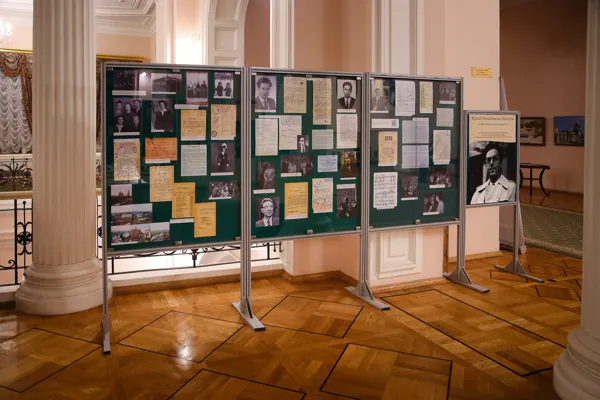 В Фойе Большого зала консерватории проходит выставка, посвящённая 90-летию Ю. Н. Холопова