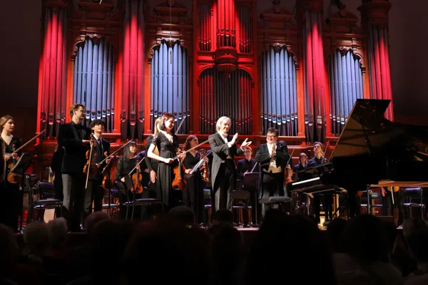 На сцене Большого зала консерватории Андрей Писарев (фортепиано), а также Симфонический оркестр Московской консерватории, дирижёр — Вячеслав Валеев