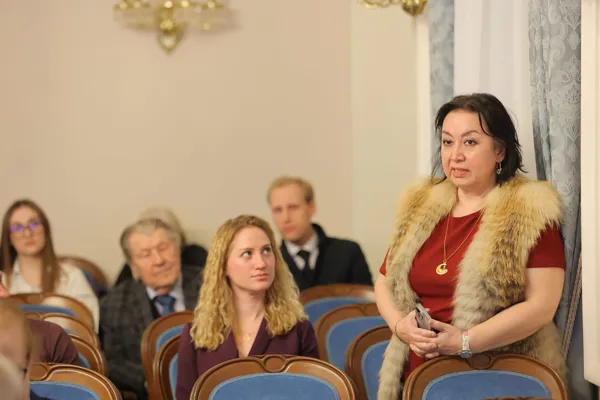 На презентации коллективной монографии «Стиль Рахманинова», к 150-летию со дня рождения, выступает начальник Центра организации практической подготовки и карьеры выпускников, кандидат искусствоведения, доцент кафедры теории музыки Лола Рауфовна Джуманова