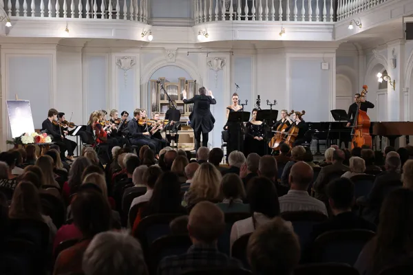 Дж. Б. Перголези. «Stabat Mater». Исполняют Евгения Красилова (сопрано), солистка Юлия Меннибаева (меццо-сопрано), Иван Зиновьев (орган), Камерный оркестр «Ars Cordis», дирижёр — Михаил Бут