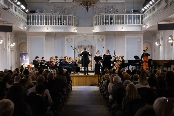 Дж. Б. Перголези. «Stabat Mater». Исполняют Евгения Красилова (сопрано), солистка Юлия Меннибаева (меццо-сопрано), Иван Зиновьев (орган), Камерный оркестр «Ars Cordis», дирижёр — Михаил Бут
