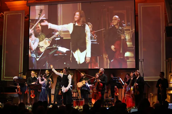 На сцене Рахманиновского зала Ансамбль «Questa Musica», дирижёр Филипп Чижевский. Солисты: Вадим Репин (скрипка), Софья Яковенко (скрипка)