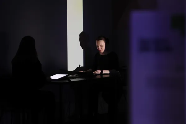 Российская премьера сочинения Андреаса Эдуардо Франка “Table talk” для двух исполнителей, видео и электроники.  Исполнители — солисты CEAM Artists Феодосия Миронова и Юлия Мигунова