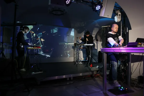 CEAM Percussion (Евсевий Зубков и Филипп Фитин) проводят импровизационный сет вместе с Евгением Климиным (электроника). Арт-пространство «Артемьев»