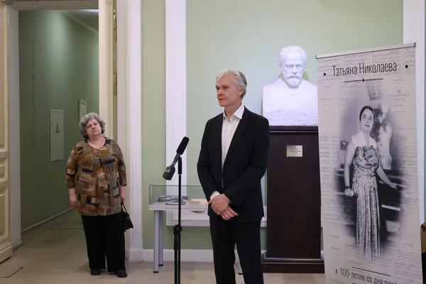 На открытии выставки к 100-летию Т. П. Николаевой выступает декан Фортепианного факультета Московской консерватории Андрей Александрович Писарев