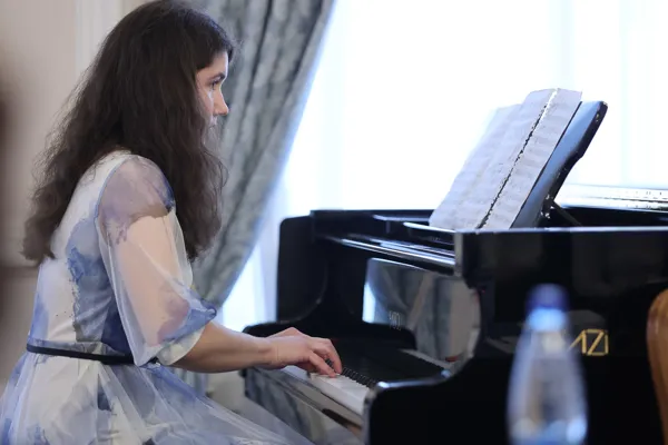 Музыкальное приветствие. Анастасия Маковская, лауреат III премии XVII конкурса Холопова, студентка 1 курса научно-композиторского факультета. «Crusifixus» для фортепиано. Исполняет автор