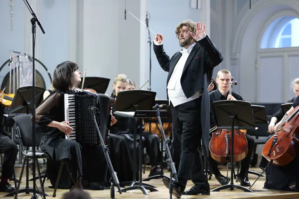 И. С. Бах. Концерт №1 для клавира и оркестра ре минор, BWV 1052 (переложение М. Власовой). Исполняет Камерный оркестр Московской консерватории, солистка Мария Власова (аккордеон)
