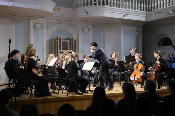 На сцене Рахманиновского зала Камерный оркестр «Camerata Komitas», художественный руководитель и дирижёр Эрнест Алавердян