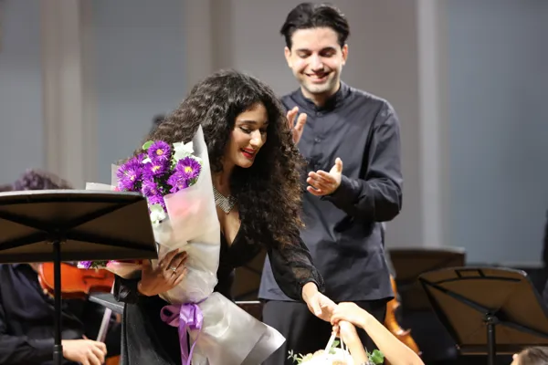 На сцене Рахманиновского зала Камерный оркестр «Camerata Komitas», художественный руководитель и дирижёр Эрнест Алавердян. Солистка — лауреат международных конкурсов Диана Амбарцумян (сопрано)