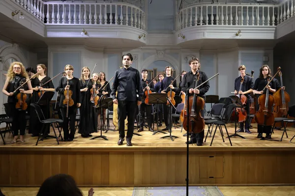 Камерный оркестр «Camerata Komitas», художественный руководитель и дирижёр Эрнест Алавердян. Рахманиновский зал