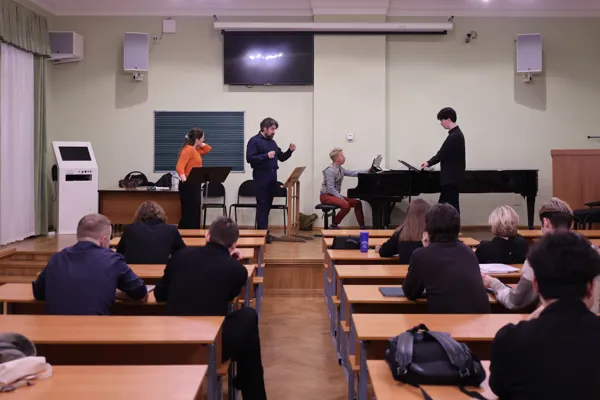 Дирижёр Дмитрий Юровский проводит мастер-класс в 21 классе Первого учебного корпуса консерватории