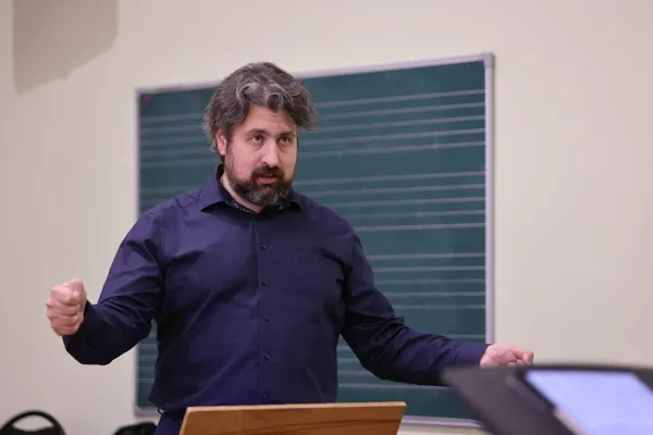 Дирижёр Дмитрий Юровский проводит мастер-класс для дирижёров и вокалистов в 21 классе Первого учебного корпуса консерватории