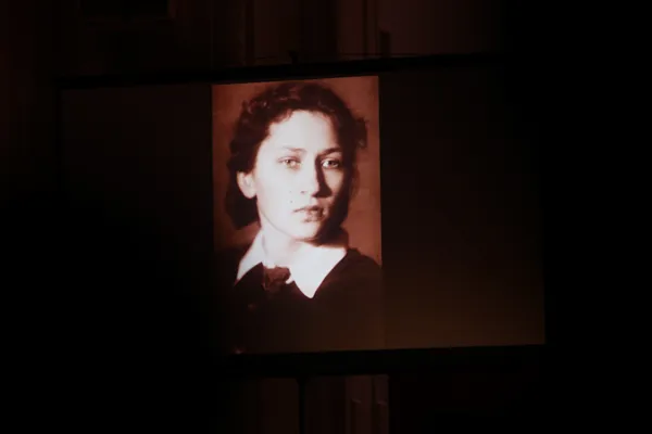 На экране перед зрителями Малого зала — фото из семейного альбома Ирины Архиповой