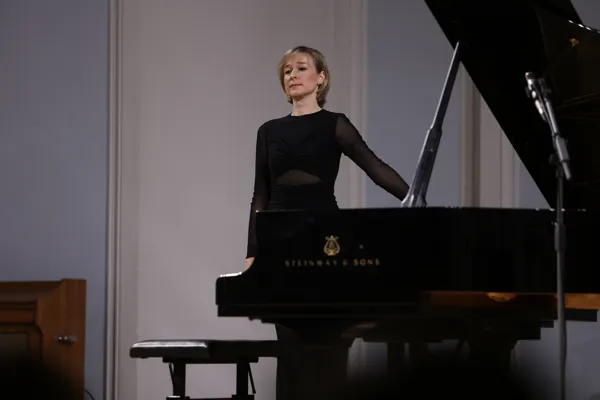 На сцене Рахманиновского зала Елена Тарасова (фортепиано)