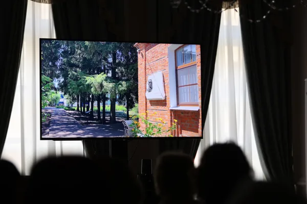 На экране видеозарисовка-послесловие к проекту «Возвращение Дома» — «Ивановка. Мир усадьбы» (Студия Ивана Старостина, 2024)