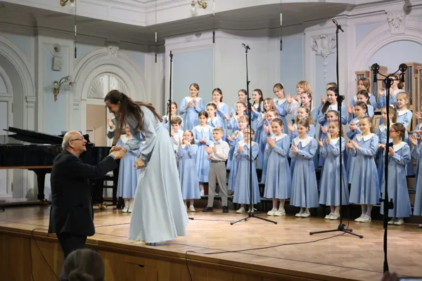 На сцене Рахманиновского зала хор «Жаворонок» ДХШ «Весна» им. А.С. Пономарёва, дирижёр Ирина Волосовцева. В программе: Ефрем Подгайц