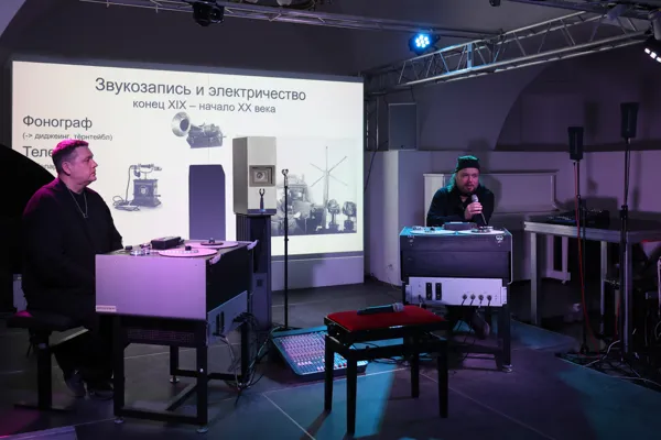 Кураторы выставки «Импросхема» Николай Попов и Олег Макаров рассказывают зрителям об истории электроакустики