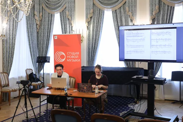 Лекция Игната Красикова «Не нотами едиными: перформанс» о ключевых концепциях перформанса в академической музыке. Конференц-зал