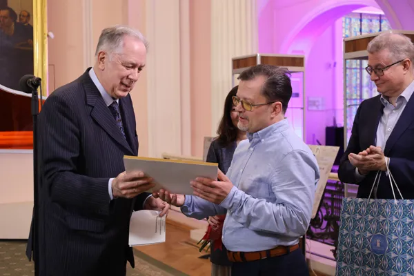 Специальный приз II Международного конкурса пианистов, композиторов и дирижеров имени С.В. Рахманинова, вручаемый Московской консерваторией в специальности «Композиция», получает Алексей Крашенинников